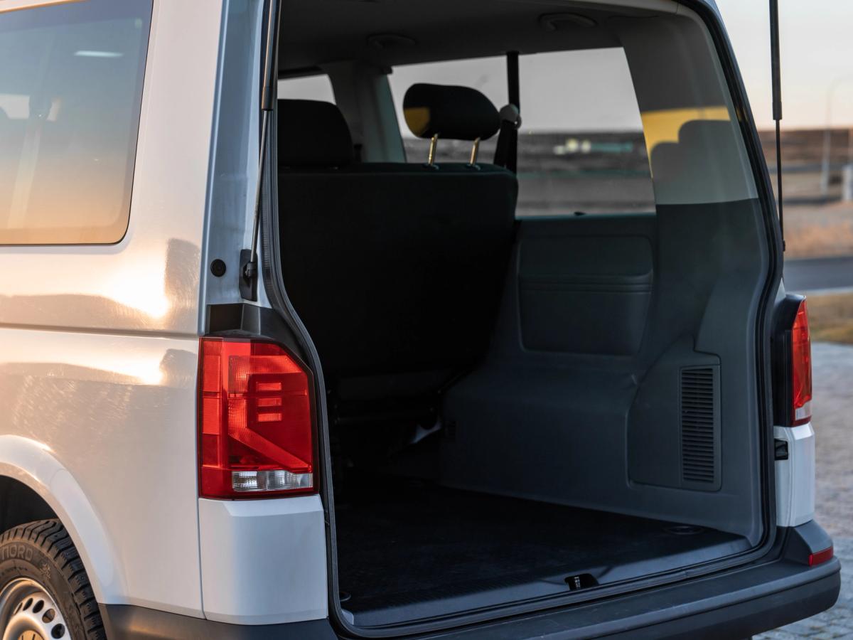 Nahaufnahme des Kofferraums eines Volkswagen Caravelle Nahaufnahme des Kofferraums eines Volkswagen Caravelle mit umgeklapptem Sitz und leuchtendem Rücklicht