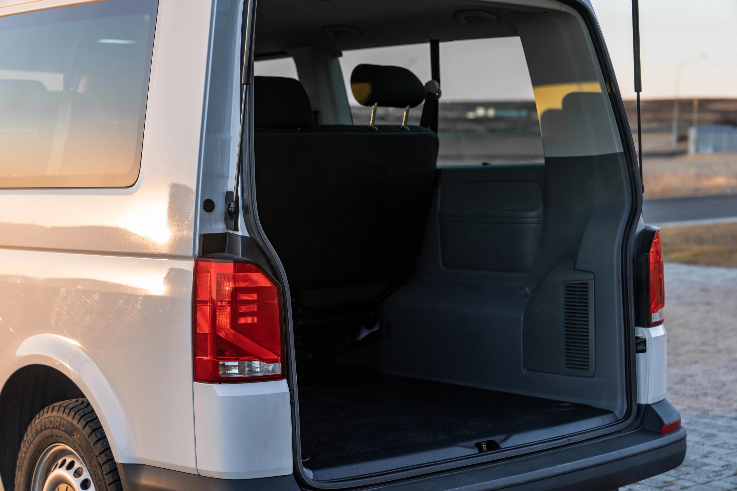 Nahaufnahme des Kofferraums eines Volkswagen Caravelle Nahaufnahme des Kofferraums eines Volkswagen Caravelle mit umgeklapptem Sitz und leuchtendem Rücklicht