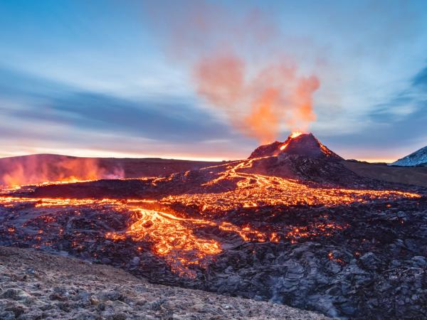 el volcán Fagradalsfjall en erupción