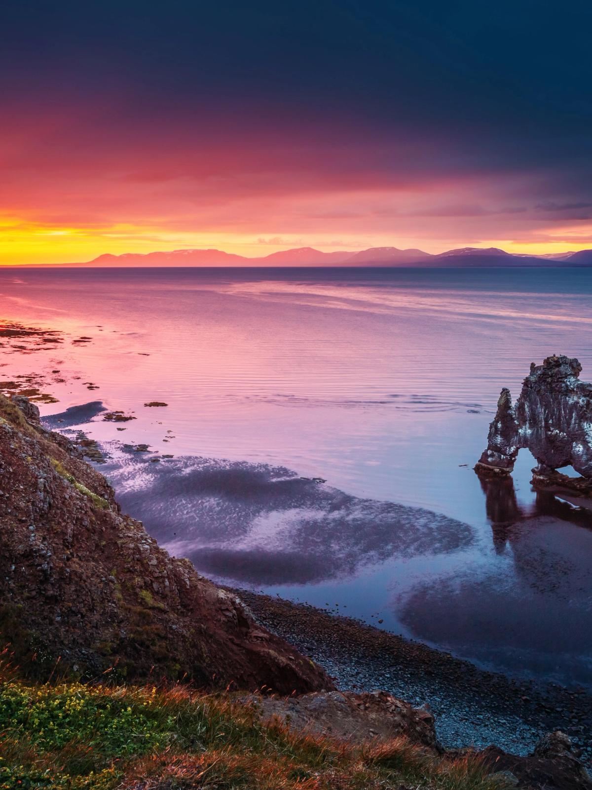 Vista aérea de Hvitserkur con el sol saliendo por el horizonte