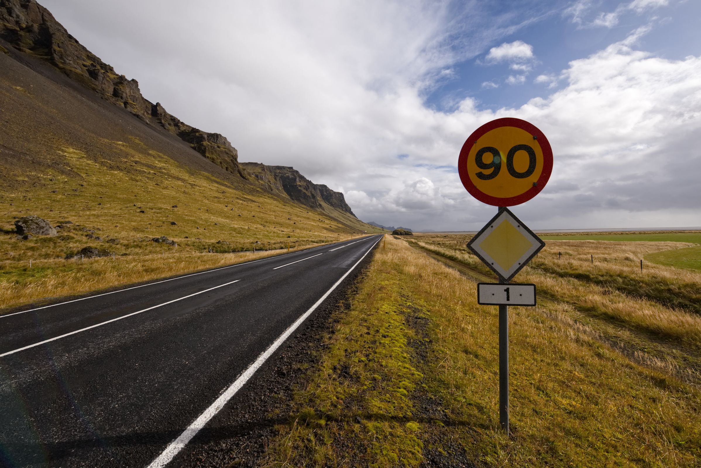 90 speed-limit sign next to a road