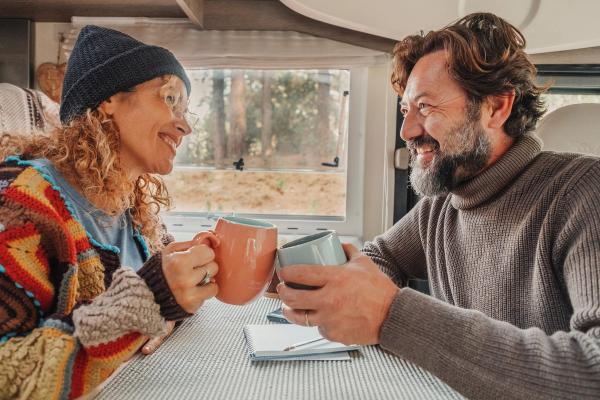 Hombre y mujer bebiendo café en una camper