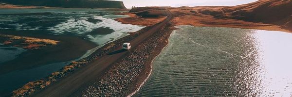Camper conduciendo por Islandia
