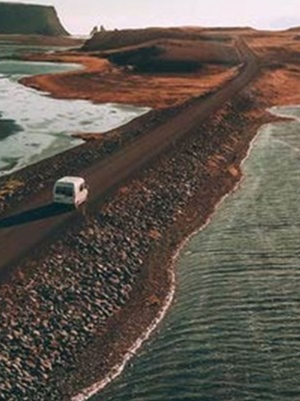 Camper conduciendo por Islandia