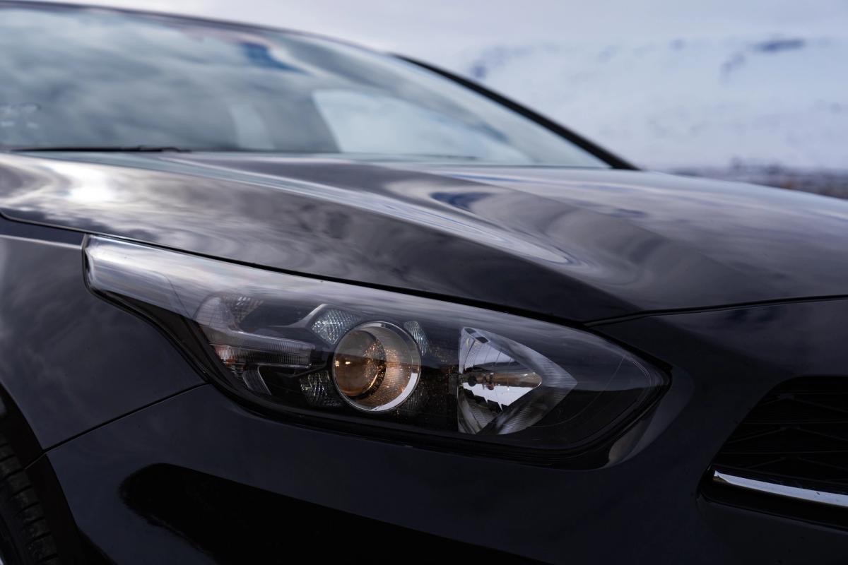 Kia Ceed close up of headlight and front hood curve