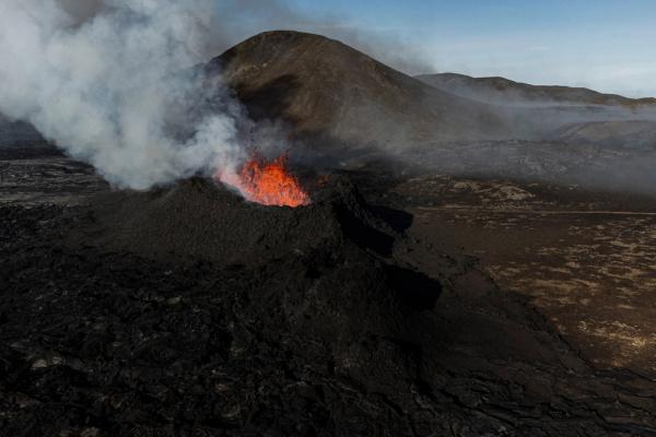Litli-Hrútur erupting