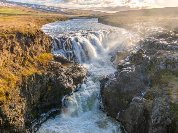 una vista aérea de una cascada en medio de un cañón.