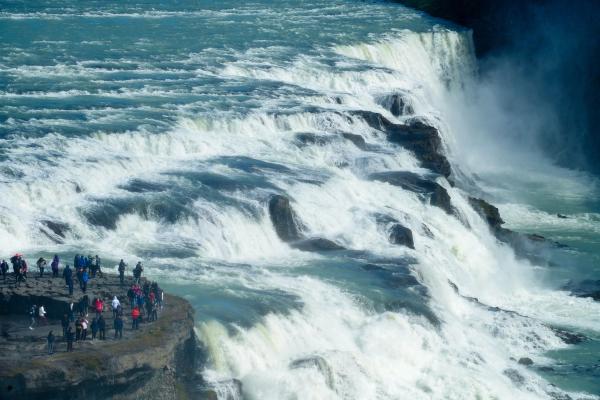Personas admirando la cascada Gullfoss desde el mirador