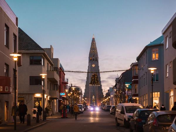 Gente caminando por Reikiavik de noche