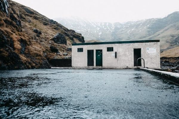 Piscina natural en el medio de Islandia