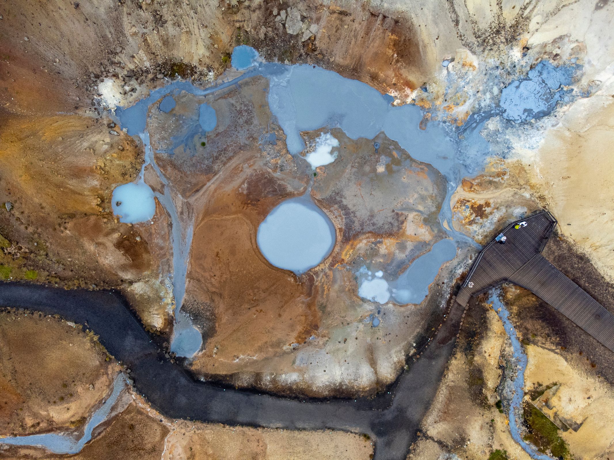vista aérea de con lagunas de color azul grisáceo