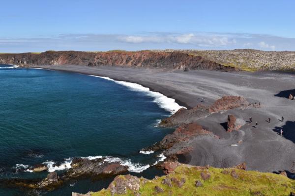 vista panorámica de una playa de arena negra