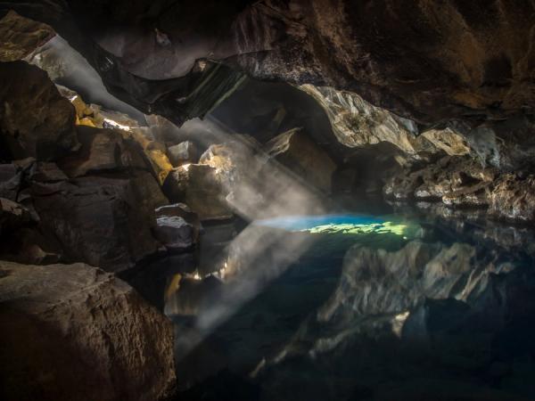 el sol brilla a través del techo de una cueva.