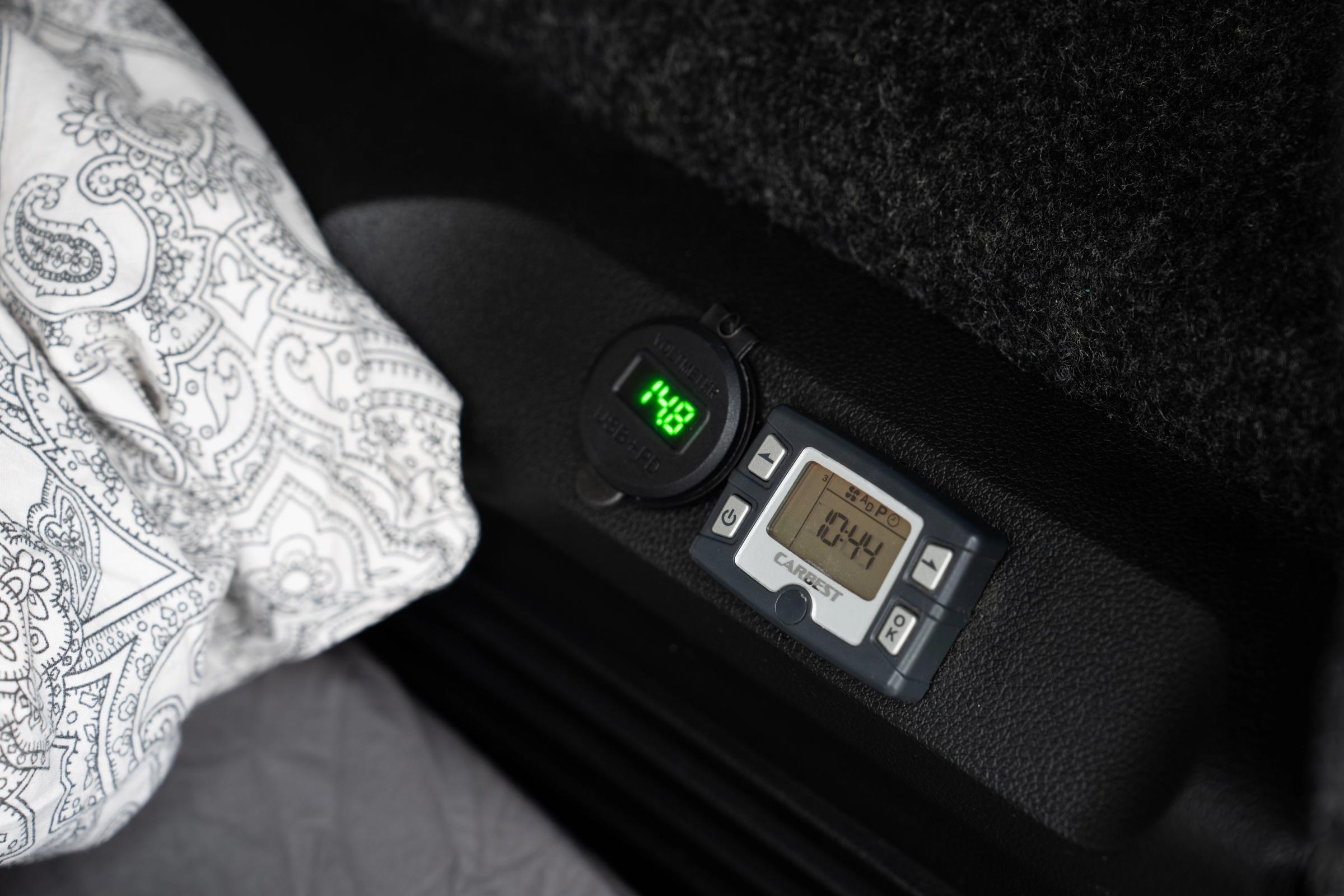 Panel de control de la calefacción nocturna e indicador del voltaje de la batería instalados junto a la cama