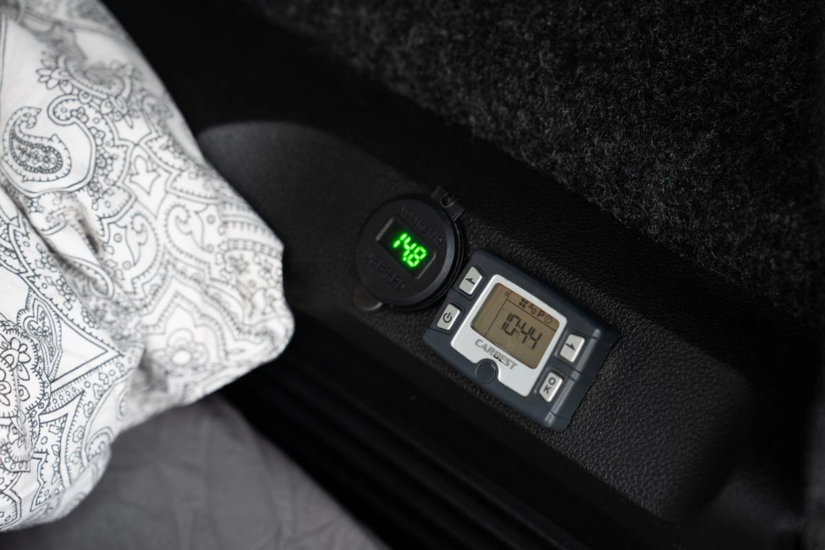 Panel de control de la calefacción nocturna e indicador del voltaje de la batería instalados junto a la cama