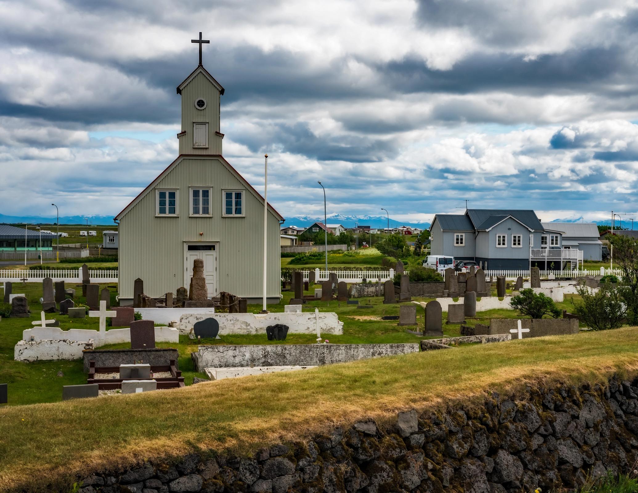una iglesia y casa de madera que pertenecen a un pequeño pueblo
