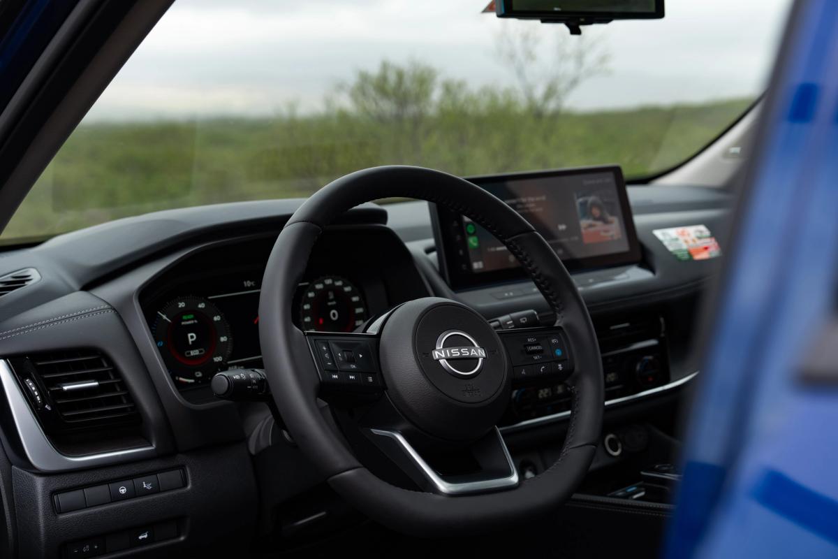 Vista interior del Nissan X-Trail con el volante y la pantalla del sistema de infoentretenimiento