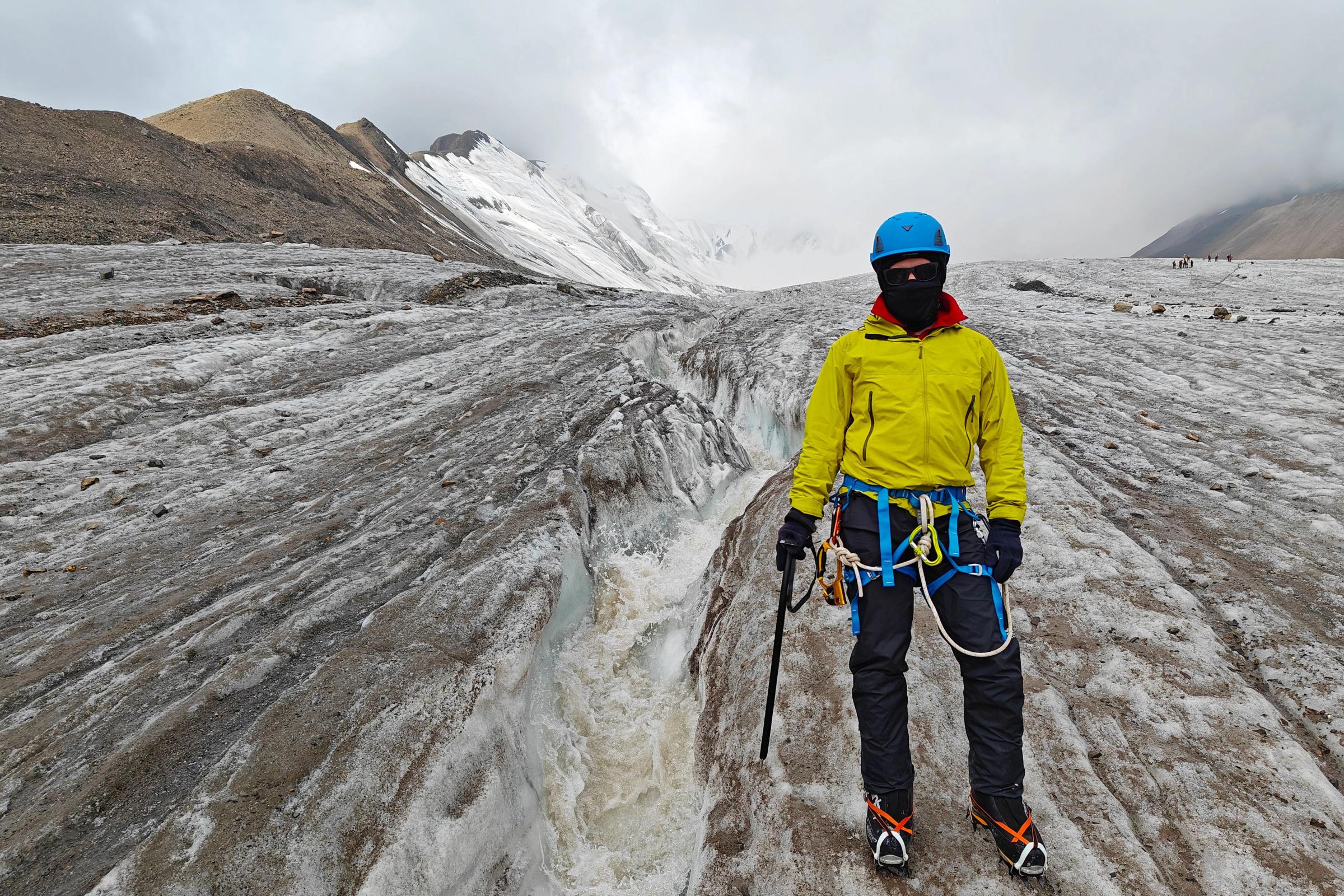 Hombre vistiendo todo el equipamiento necesario para caminar sobre un glaciar