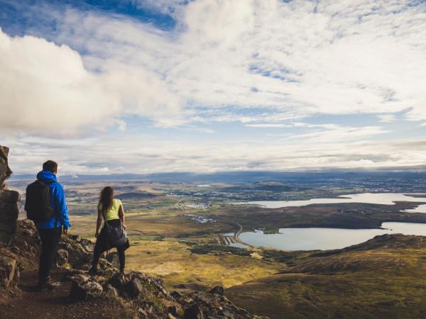 Senderistas en lo alto del Monte Esja