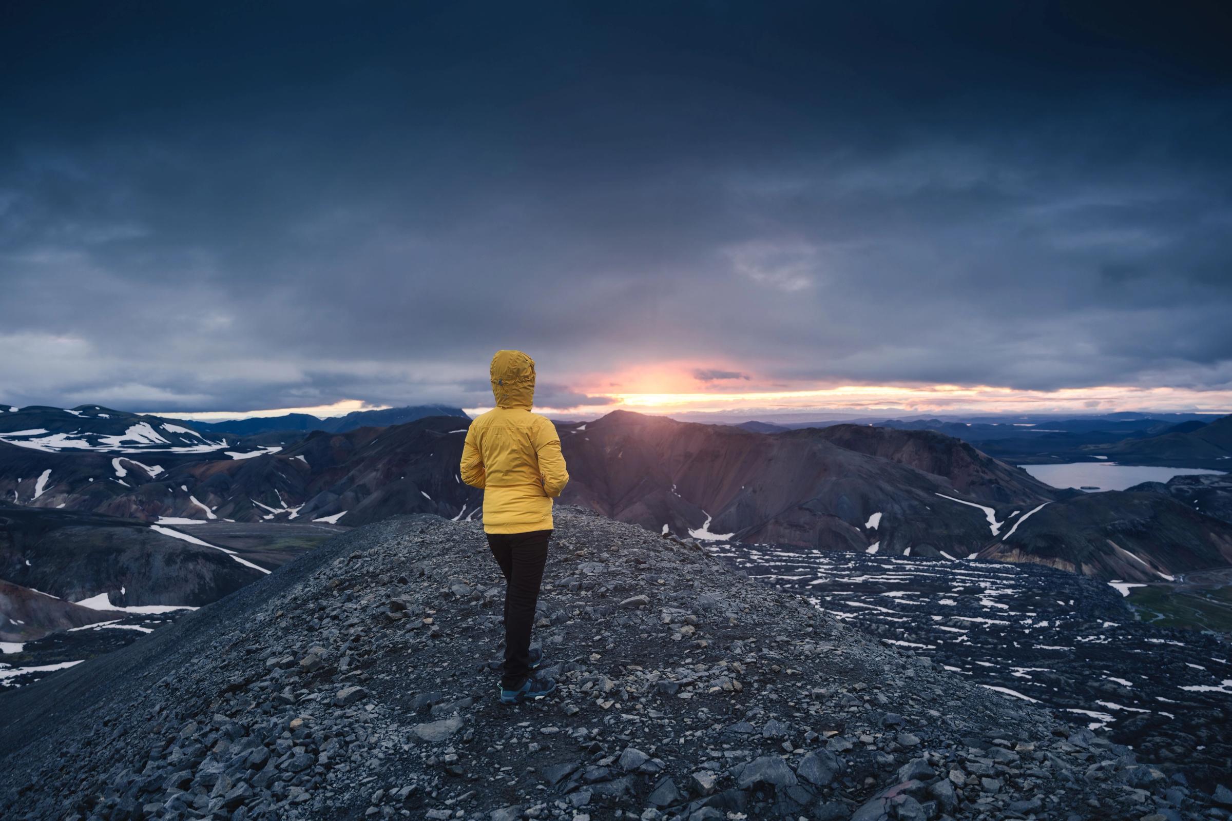    Hiker woman in yellow jacket standing on volcanic mountain and midnight sun from Blahnjukur trail in Icelandic highlands Licenciadas  Guardar na Biblioteca  Pré-visualizar Cortar  Encontrar Semelhantes   N.º de ficheiro:  532735324 Hiker woman in yellow jacket standing on volcanic mountain and midnight sun from Blahnjukur trail in Icelandic highlands