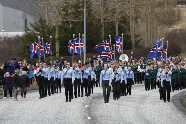 Desfile del primer día de verano en Islandia