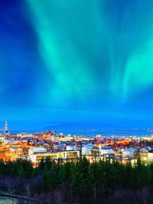 La aurora boreal en el centro de Reykjavik