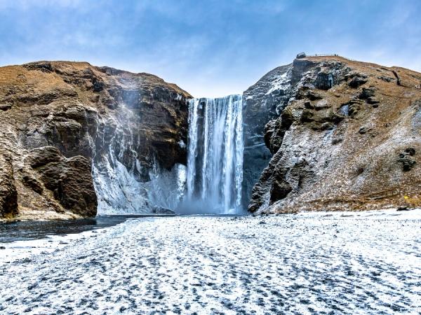 Skógafoss cubierta en nieve