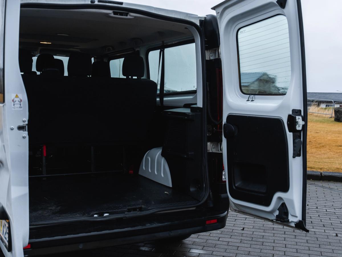 Apertura de carga trasera del Trafic Vista trasera en ángulo de un monovolumen Renault Trafic con las puertas abiertas, mostrando los asientos y la zona de carga