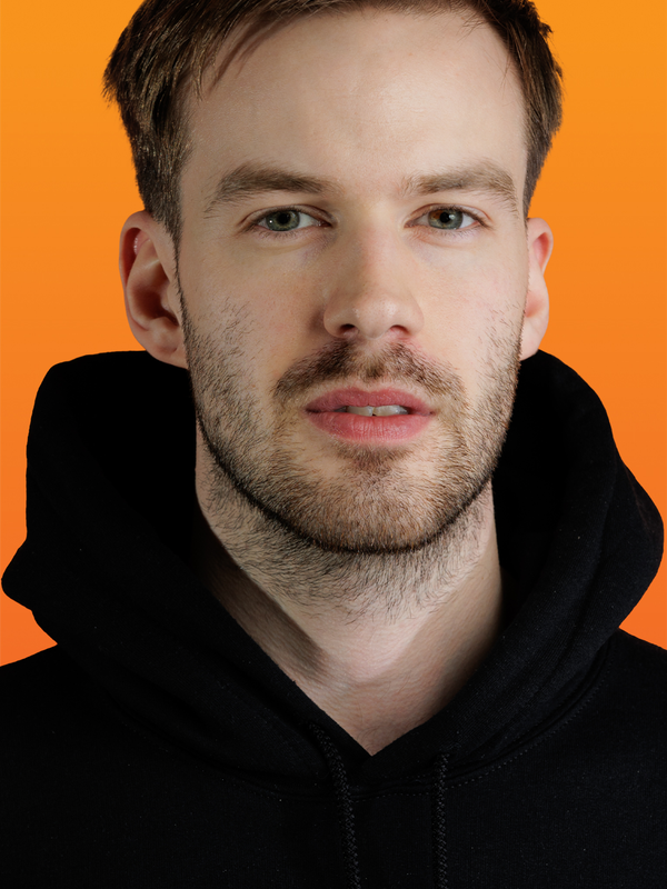 Ventas Hombre con sudadera negra con la letra g.