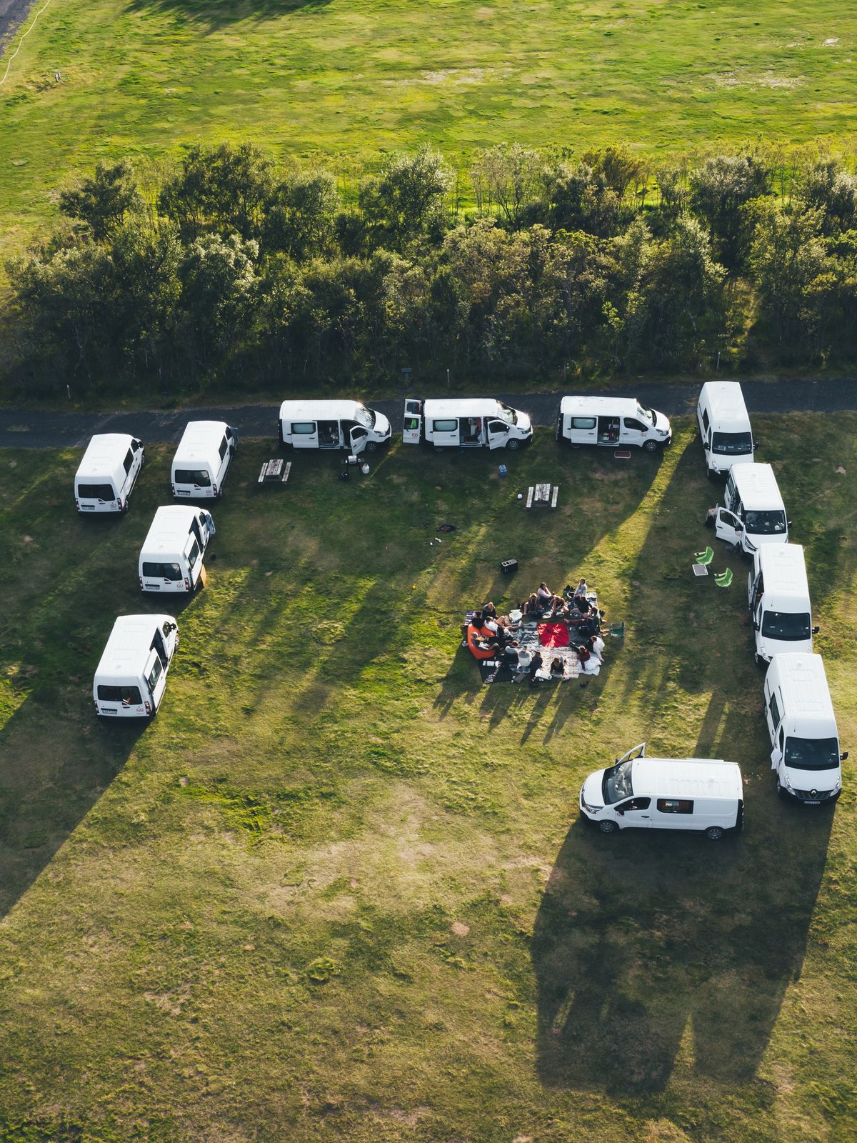 Vista aérea de una grupo de furgonetas aparcadas en un campo.