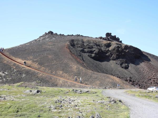 un grupo de personas subiendo a un cráter