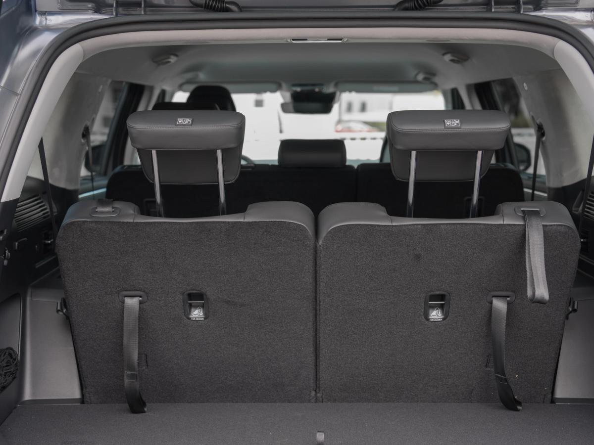 Farangursrými Santa Fe Farangursrými Hyundai Santa Fe með sætin í þriðju sætaröðinni upprétt og losunarólar sýnilegar