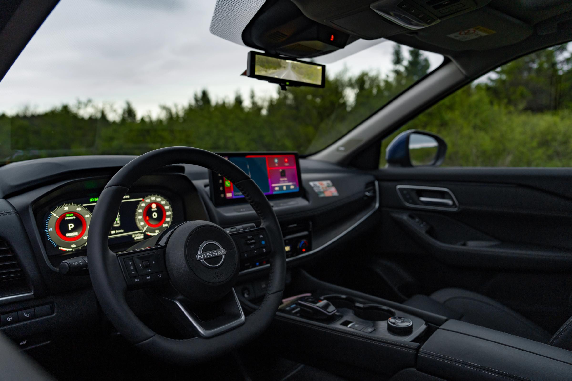 Vista interior del Nissan X-Trail con el volante y la pantalla digital del salpicadero