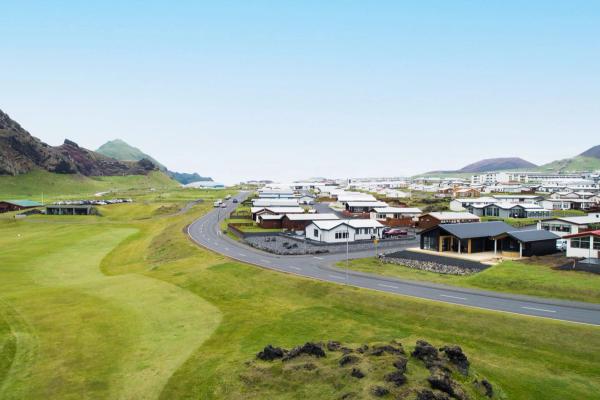 Foto del Hotel Vestmannaeyjar desde lo alto de una pequeña colina