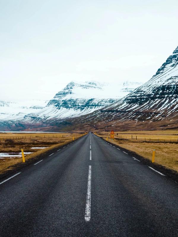 Parte del Ring Road en Islandia con montañas nevadas