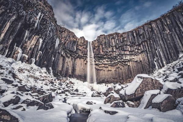Svartifoss en invierno con todo nevado