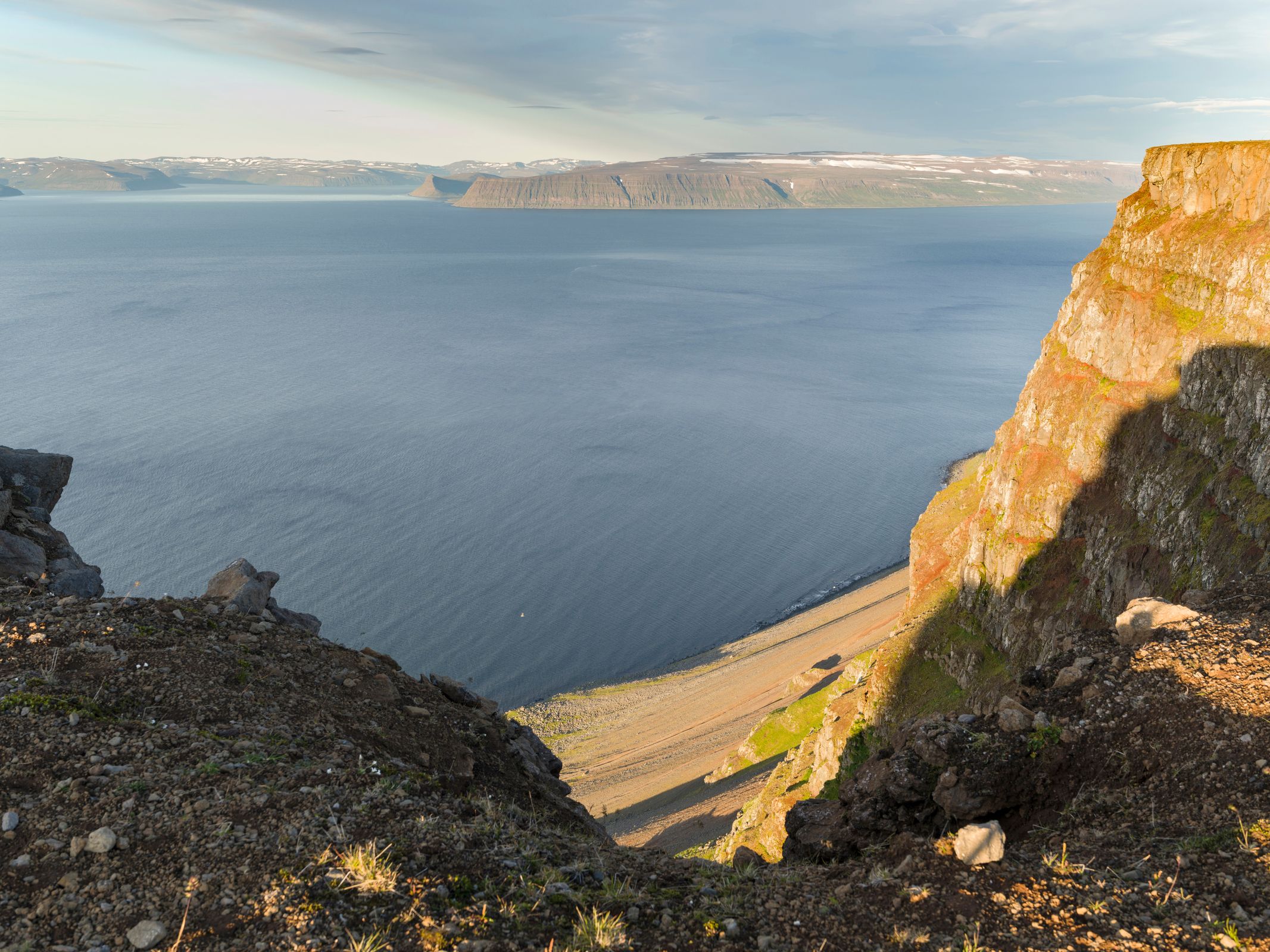 une vue sur un grand étendue d'eau depuis une falaise