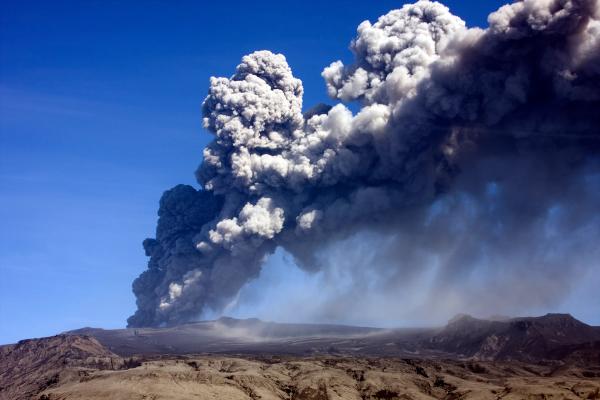 a large cloud of smoke is coming out of the Eyjafjallajökull volcano