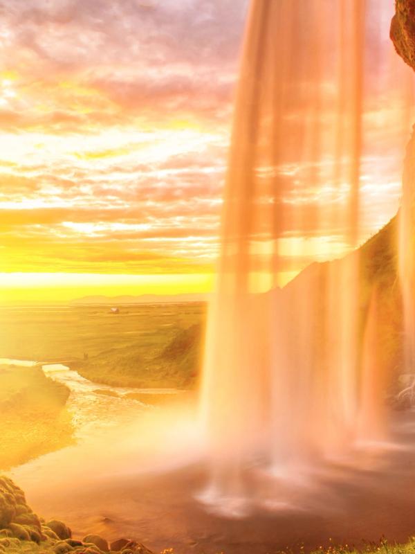 Sol poniéndose en la cascada Seljalandsfoss