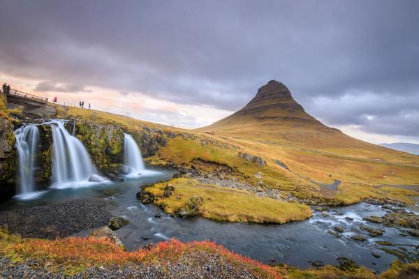 paisaje de una pequeña cascada, un río y una montaña