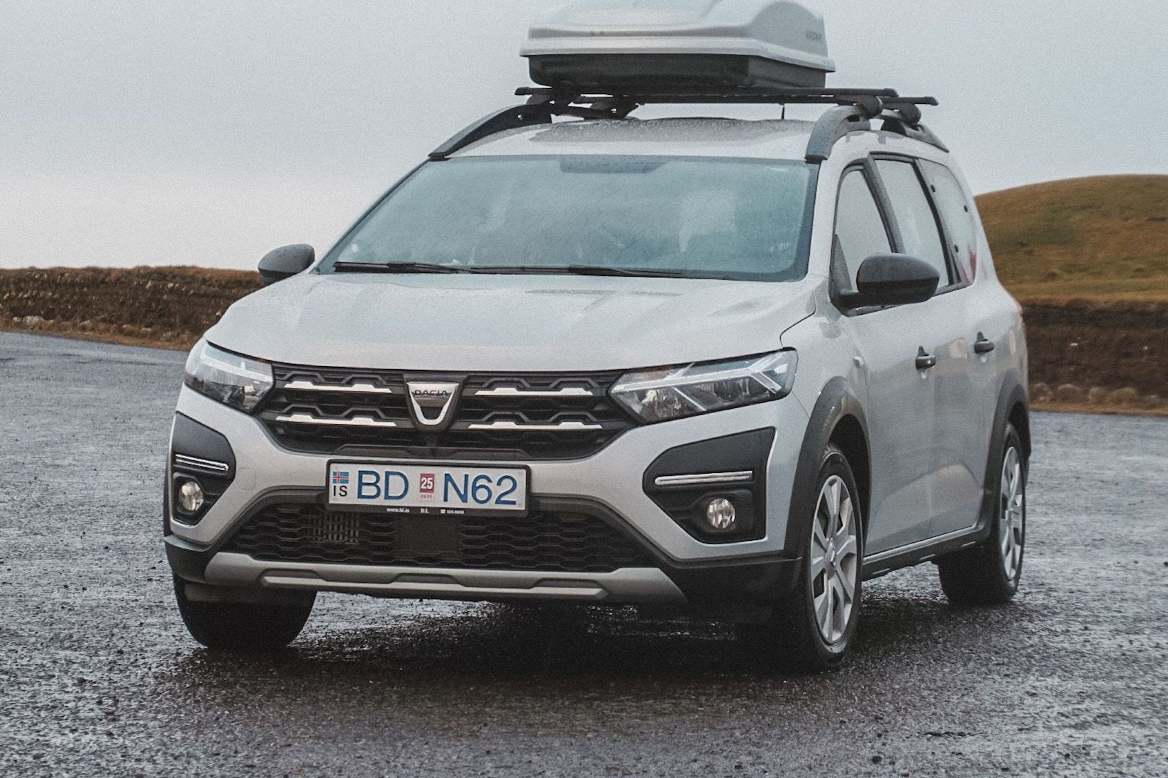 Dacia Jogger with a roof box A grey Dacia Jogger parked in Iceland with a roof box