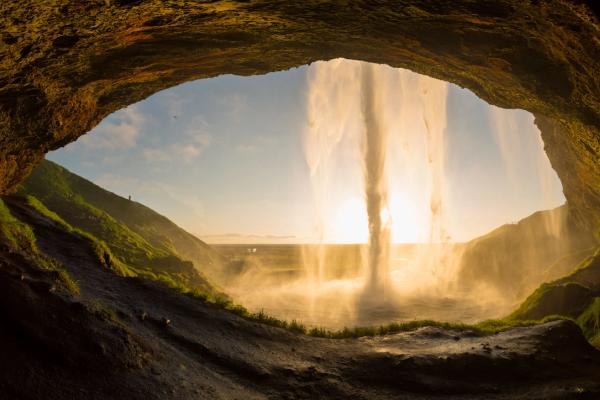 Seljalandsfoss desde detrás con la luz del atardecer