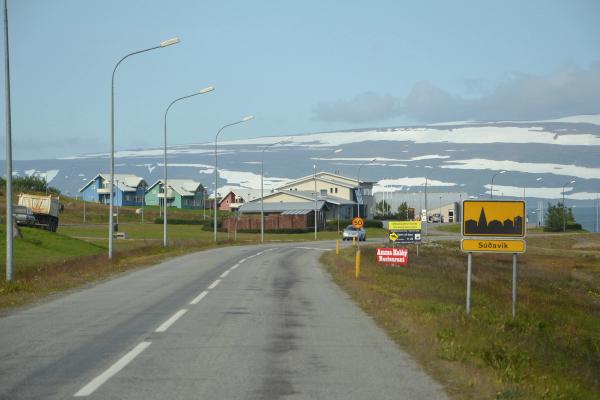 a road going through a small town with a sign that says anna ring .