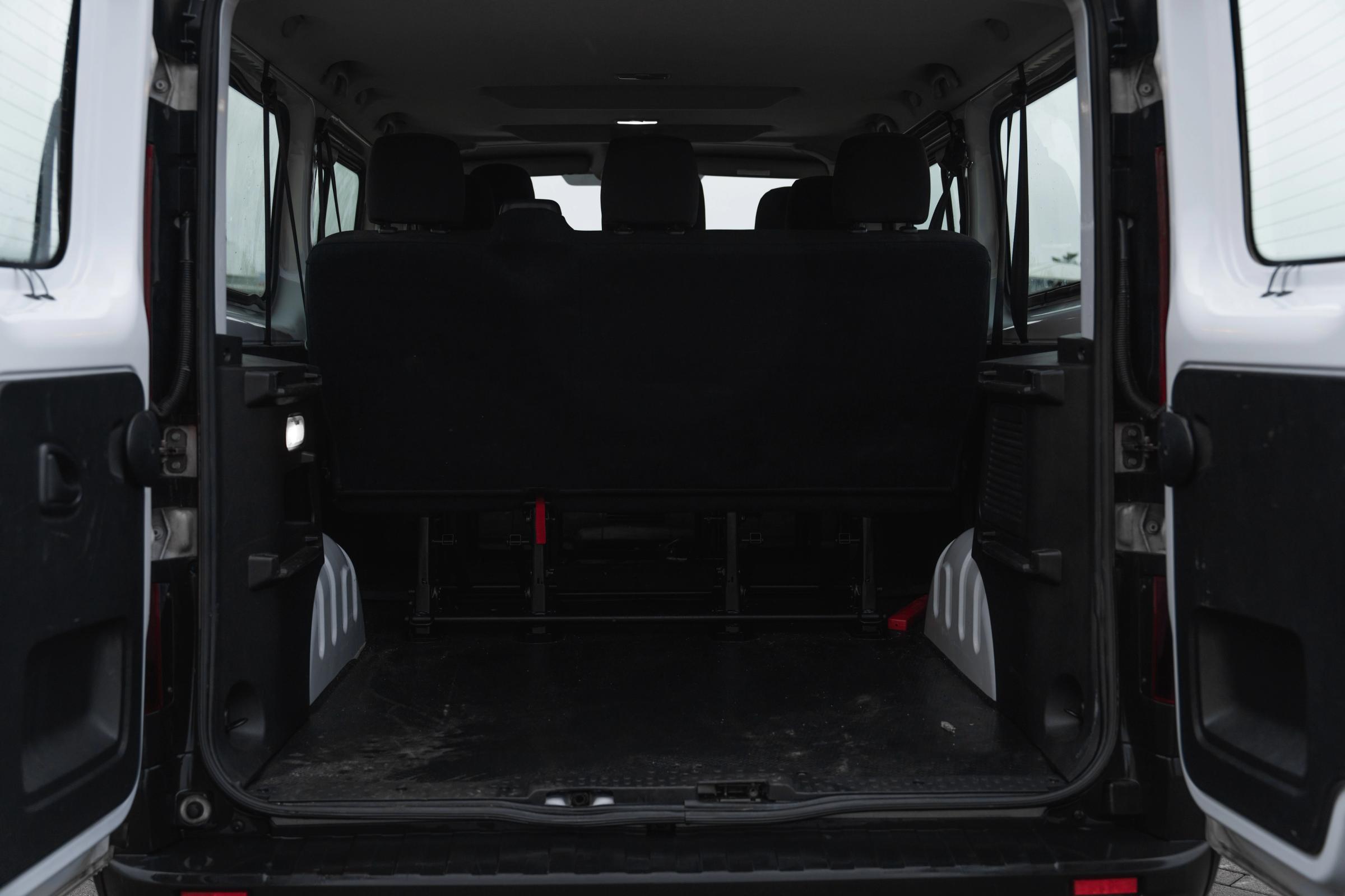 Vista del espacio de carga trasero de un monovolumen Renault Trafic con los asientos abatidos