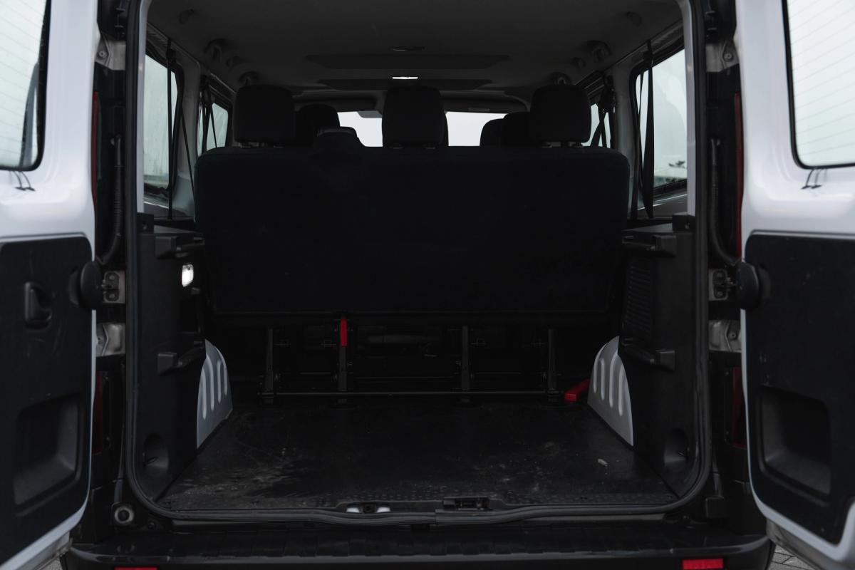 Vista del espacio de carga trasero de un monovolumen Renault Trafic con los asientos abatidos