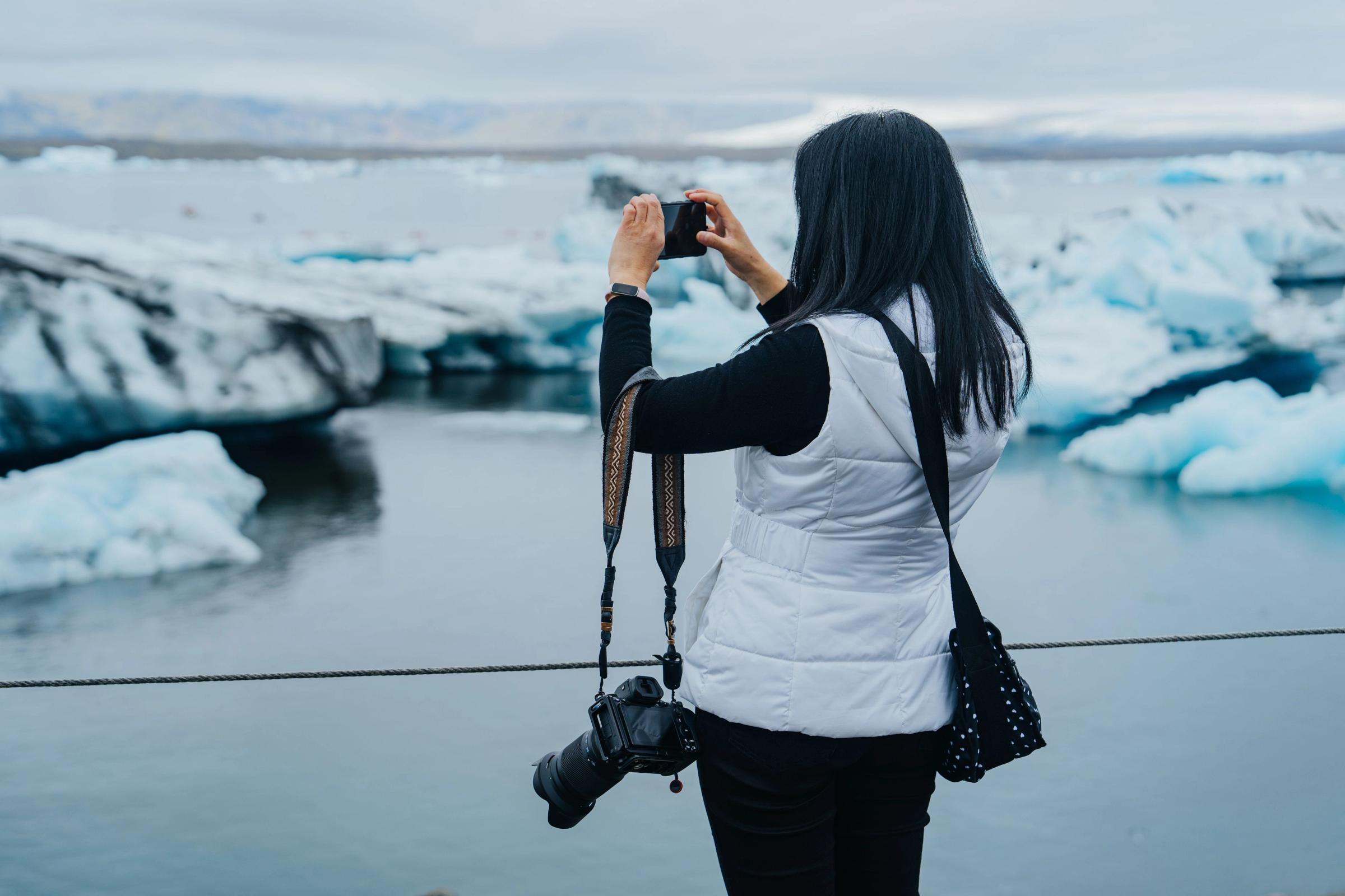 Chica haciendo una foto a La Laguna Glaciar de Jökulsárlón