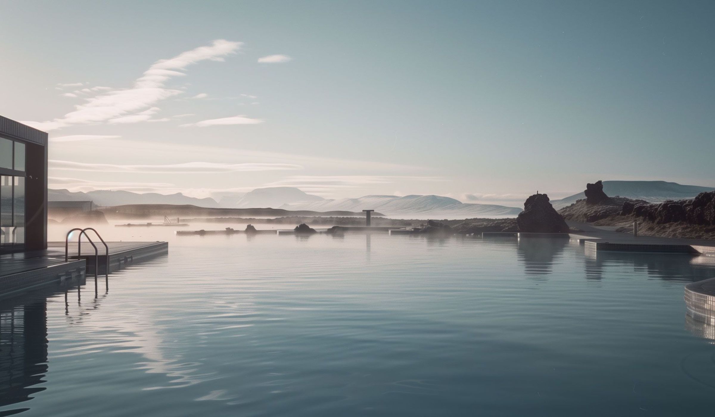 una gran piscina con montañas al fondo y un edificio en el fondo.