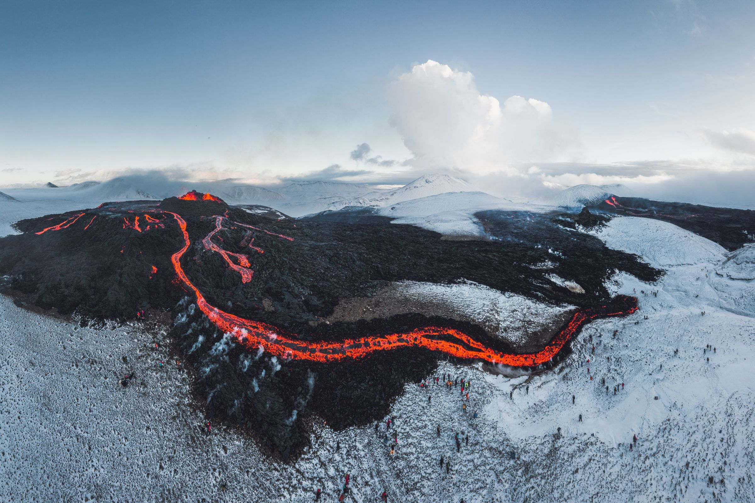 Volcán Fagradalsfjall erupcionando