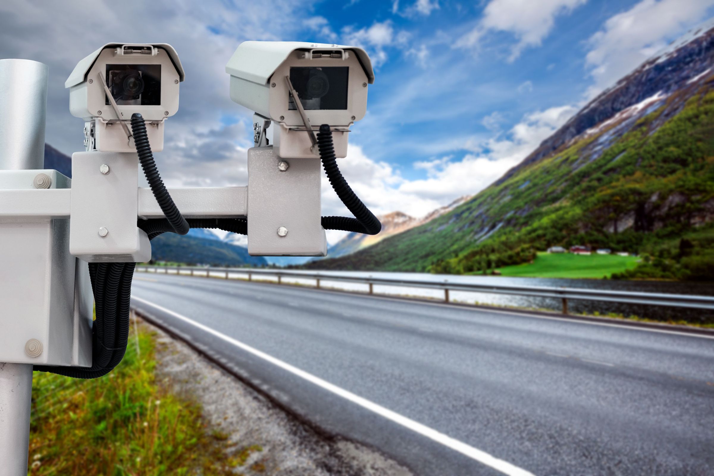 Cámaras de seguridad al lado de una carretera