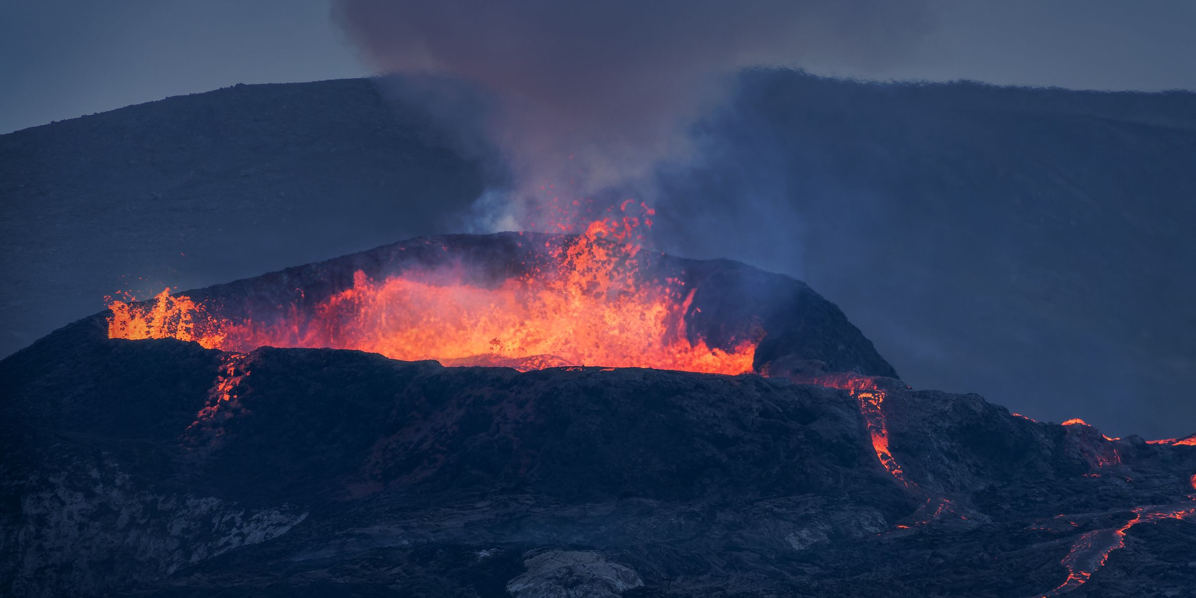 Volcán erupcionando 
